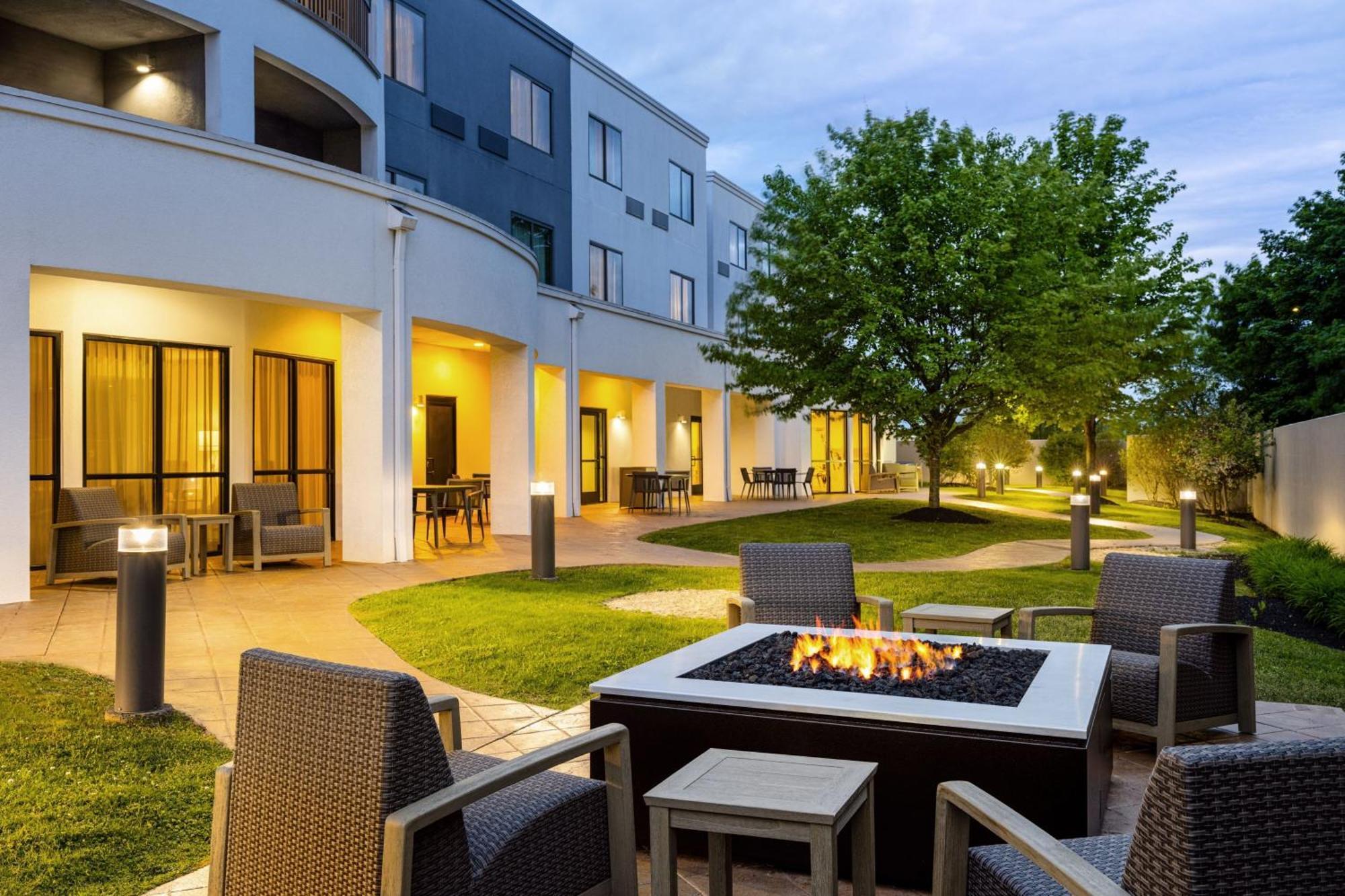 Courtyard By Marriott Kingston Hotel Exterior photo